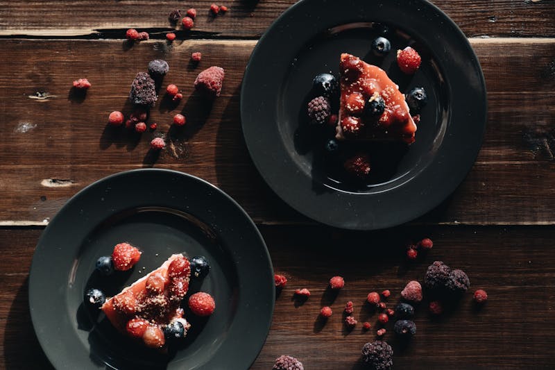 New York cheesecake with fresh berry compote